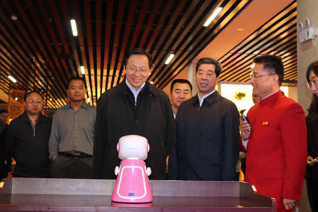 1493175365431221.jpg 農業部長韓長賦與好想你智能機器人“紅紅”互動_副本.jpg